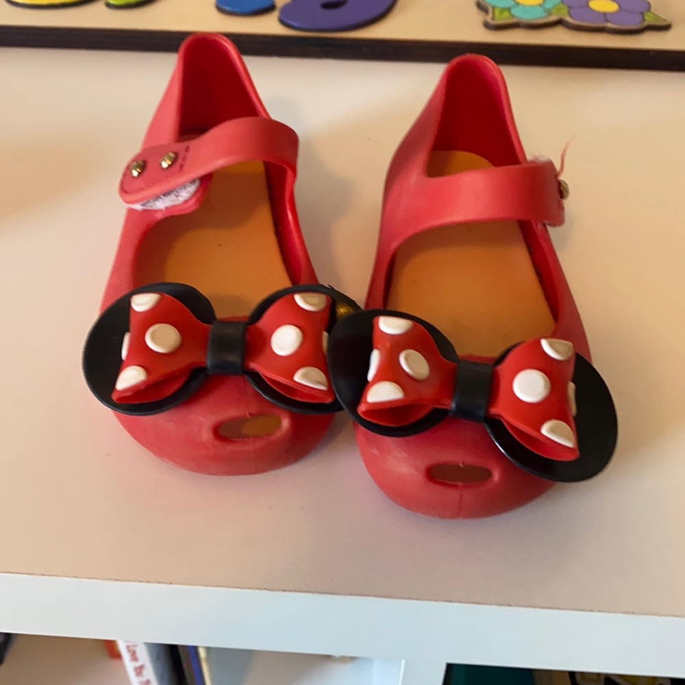 Kid size 8 Minnie mouse shoes
